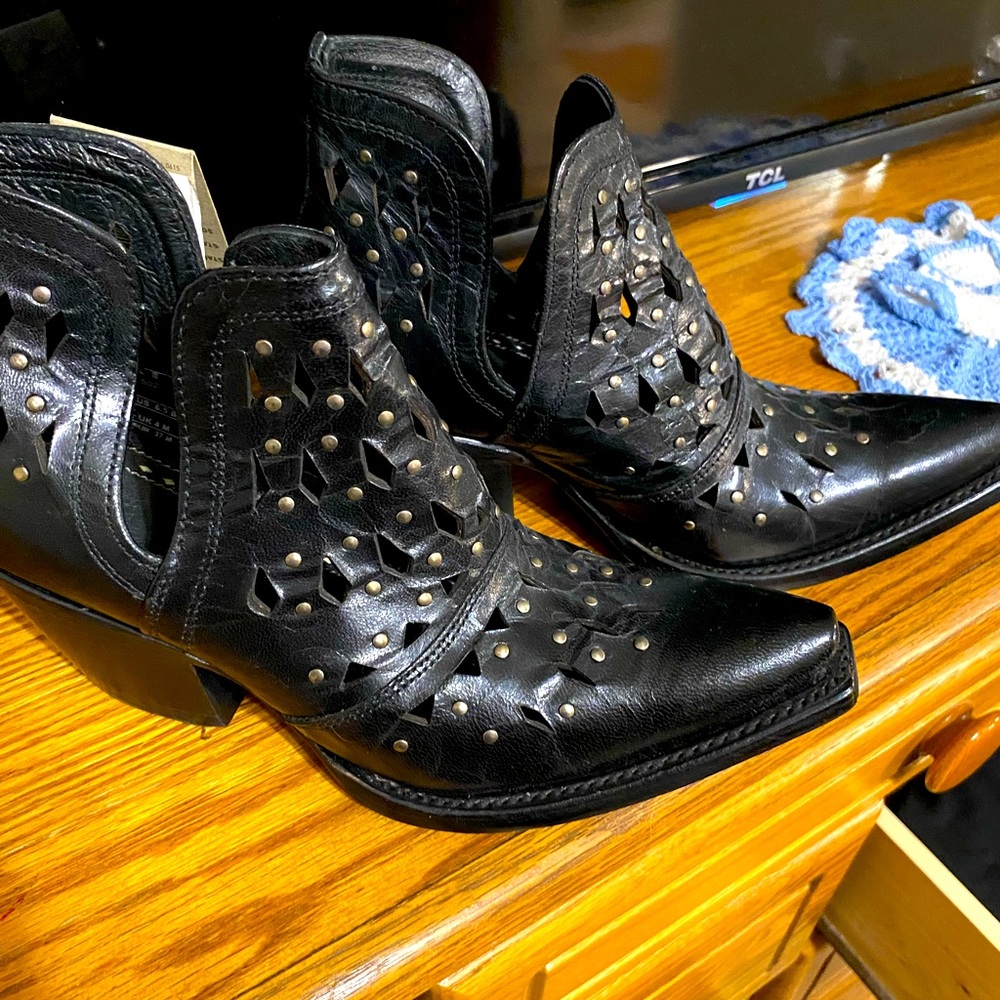 Ariat, NWT, black , pointed , studded booties